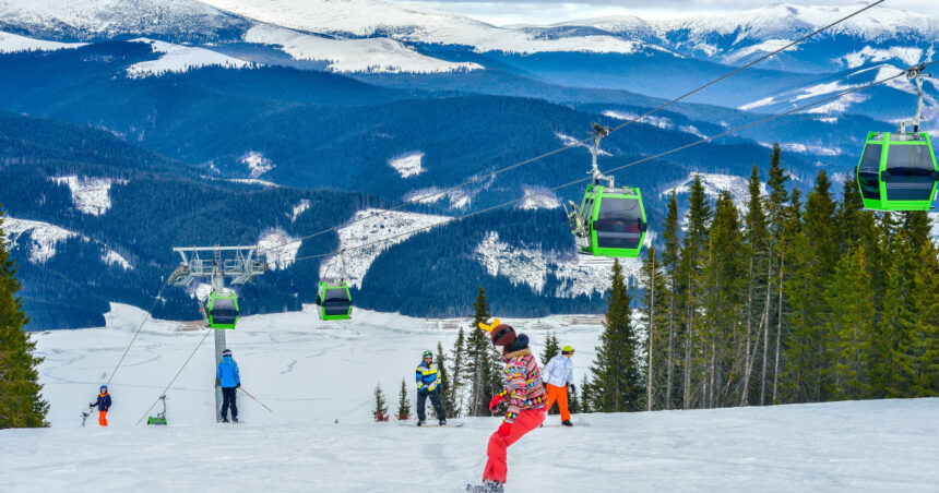 actiune de cautare a trei copii rataciti intr o zona impadurita din apropierea partiei de schi din comuna voineasa 69628fe194679