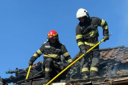 alerta in agigea arde o casa pe strada aurel vlaicu pompierii intervin cu trei masini de stingere o autoplatforma si un echipaj de prim ajutor 6970ba1949ecf