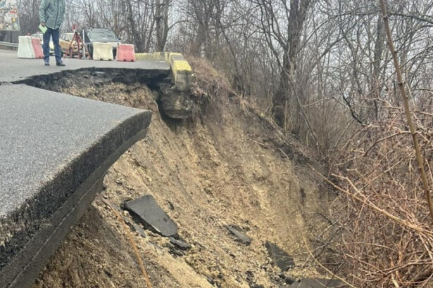 alerta in campina soseaua surpata dupa alunecarea de teren s a prabusit trafic complet blocat 6979c8d127046