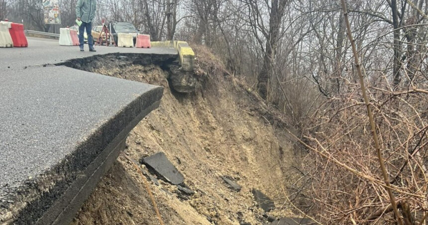 alerta in campina soseaua surpata dupa alunecarea de teren s a prabusit trafic complet blocat 6979c8d127046