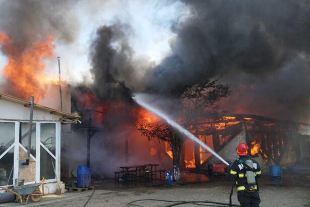 alerta in cobadin arde acoperisul unei case din localitate 6965e4416536e