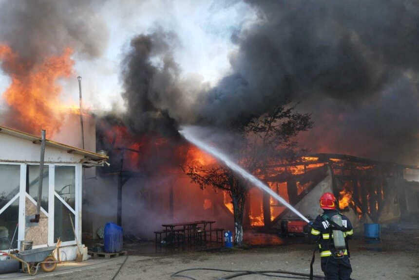 alerta in cobadin arde acoperisul unei case din localitate 6965e4416536e