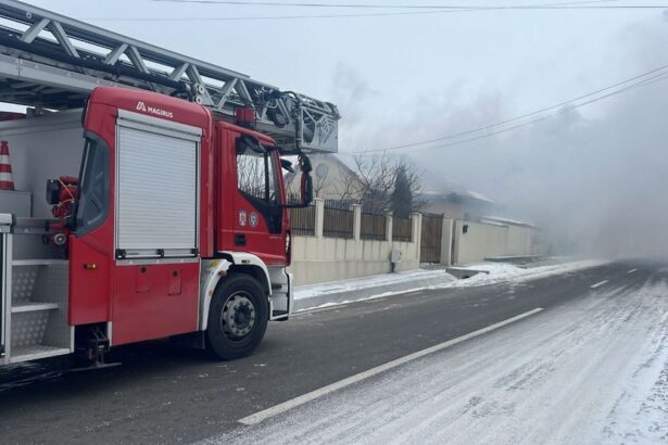 alerta in satul razoarele comuna oltina arde o casa pe strada principala 696df79b6878c