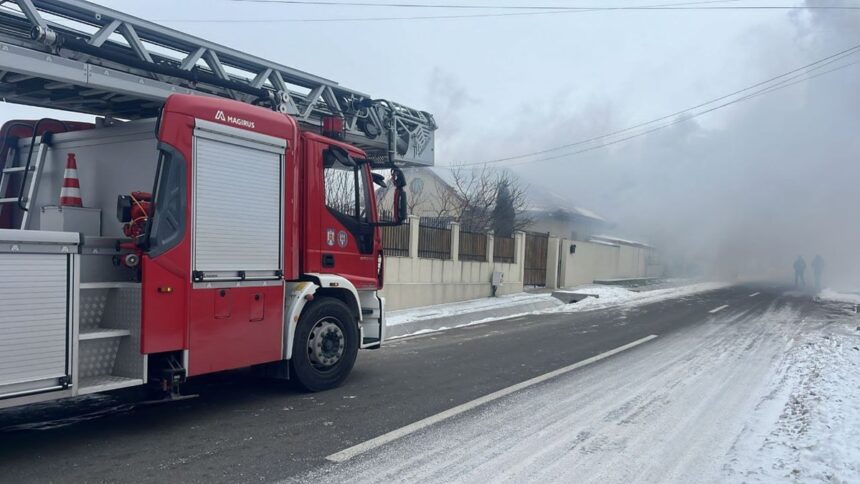 alerta in satul razoarele din comuna oltina arde o casa pe strada principala 696df3ee09fa9