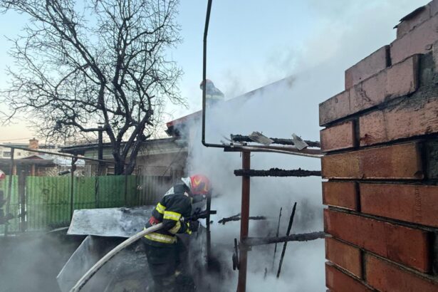 alerta in tulcea incendiul izbucnit la o casa risca sa se extinda la gospodariile invecinate 2 femei primesc ingrijiri medicale 696a5750c6105