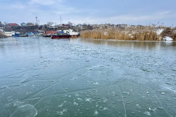 avertisment de la dsu privind pericolul reprezentat de lacurile inghetate nu permiteti accesul copiilor pe suprafete de apa inghetate 696c82d20de1e