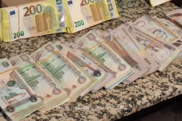 bijuterii ceasuri si bani in valoare de 3 milioane de euro descoperite in bagajele unor cetateni romani pe aeroportul henri coanda 696262cbc8d8b