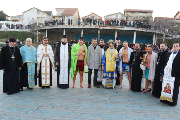 boboteaza sarbatorita la ovidiu trei barbati au recuperat crucile aruncate in siutghiol de ips teodosie sute de localnici au asistat la slujba de sfintire a apei 695d47f51d55b