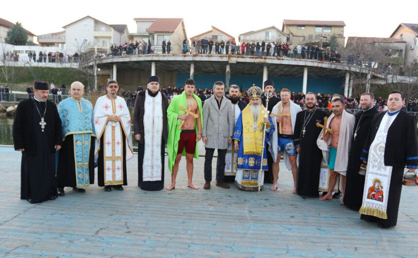 boboteaza sarbatorita la ovidiu trei barbati au recuperat crucile aruncate in siutghiol de ips teodosie sute de localnici au asistat la slujba de sfintire a apei 695d47f51d55b