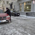 ca tot omul fostul sef juridic cn apmc isi curata masina de zapada 6968eedd7db49