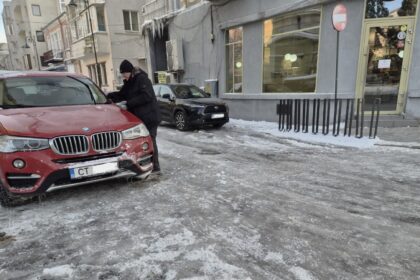 ca tot omul fostul sef juridic cn apmc isi curata masina de zapada 6968eedd7db49