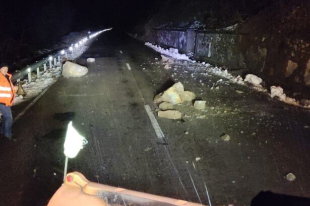 caderi de pietre pe dn 57 intervin echipaje ale directiei regionale de drumuri si poduri craiova 695ea9717fb51