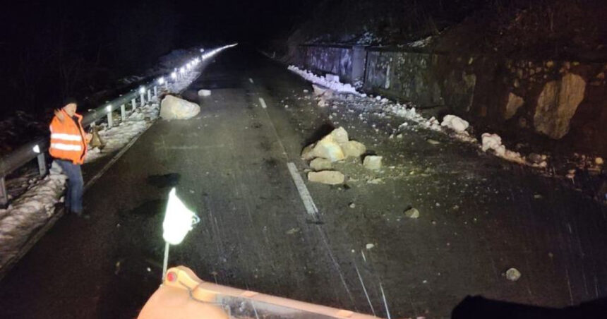 caderi de pietre pe dn 57 intervin echipaje ale directiei regionale de drumuri si poduri craiova 695ea9717fb51