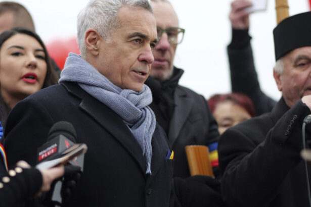 calin georgescu si zeci de sustinatori au mers in parcul carol din capitala fostul candidat la presedintie a depus o coroana de flori 6974b083ec875