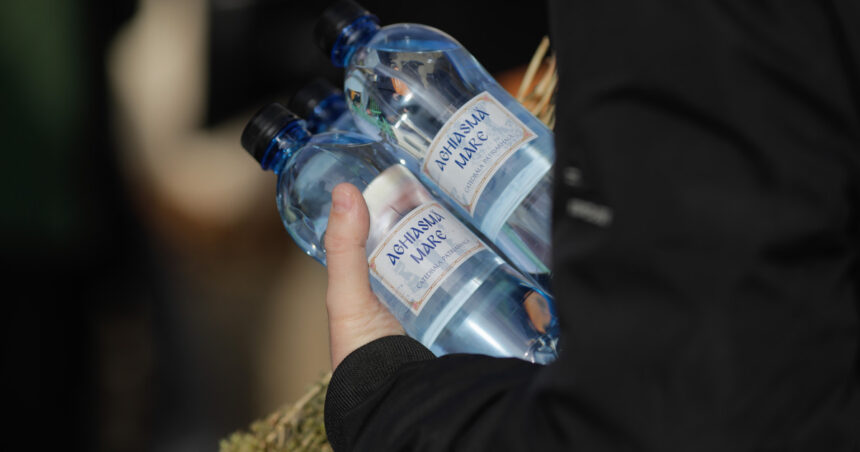 cate zile se consuma agheasma mare apa sfintita de boboteaza parintele explica cum poate fi folosita pentru sanatate si protectie 695b5325aef32