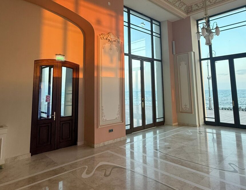 cazinoul din constanta nu inceteaza sa ne surprinda indragitul jean constantin locatar clandestin in podul cladirii monument istoric 69771eca91ad0