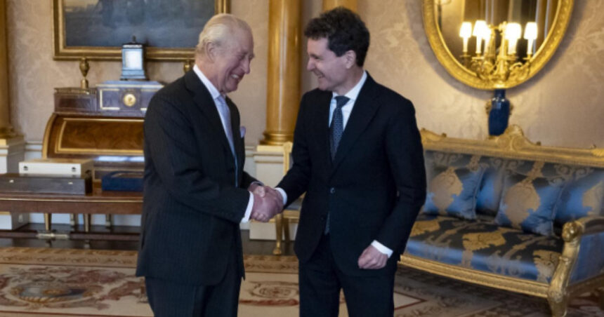 ce cadouri a primit nicusor dan de cand a ajuns presedinte cel mai scump o fotografie cu autograf de la regele charles 697deb02bc01a