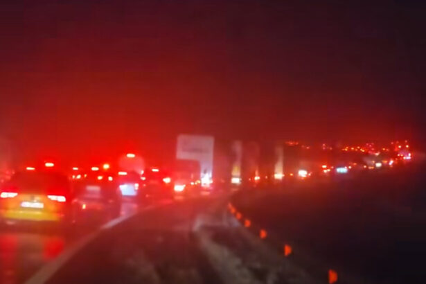 coloana de masini pe cinci kilometri pe autostrada a1 la nodul rutier din localitatea margina recomandarile politistilor 695a9fdc43d61