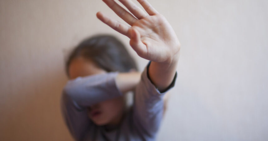 cum ajung copiii si adolescentii la acte de violenta extrema organizatia salvati copiii explica factorii declansatori 69726566169c0