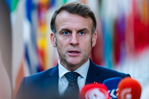 emmanuel macron interzicem retelele sociale pentru copiii sub 15 ani franta vrea sa restrictioneze accesul la telefoane in licee 69767607a1f96