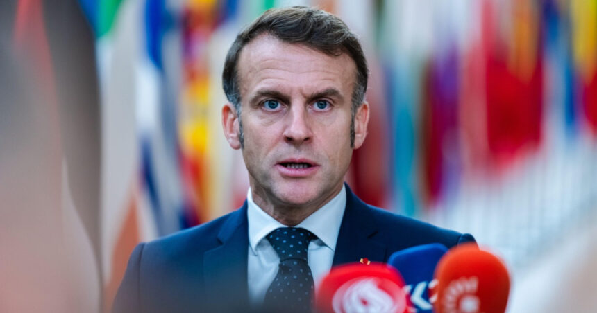 emmanuel macron interzicem retelele sociale pentru copiii sub 15 ani franta vrea sa restrictioneze accesul la telefoane in licee 69767607a1f96