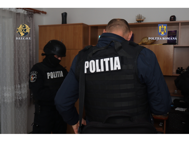 flagrant la lumina ce au descoperit mascatii de la diicot in lenjeria intima a unui albanez condamnari cu executare la tribunalul constanta 6958923b234ca