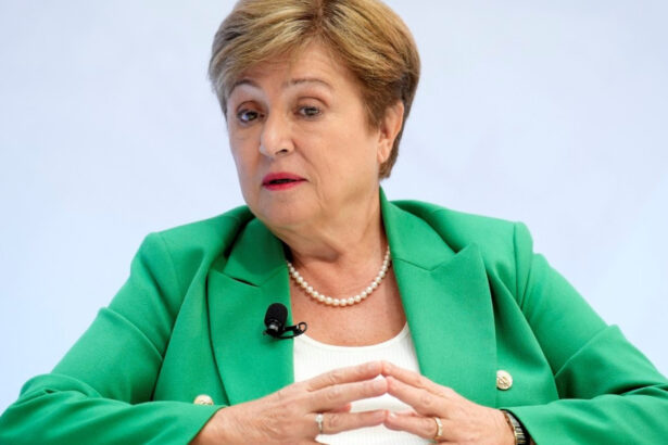 fmi inteligenta artificiala declanseaza un tsunami pe piata muncii anxietatea angajatilor va exploda in 2026 697083c3a8854