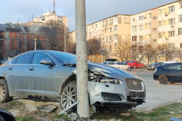 foto accident pe strada portului din mangalia un jaguar a rupt un stalp aproape de liceul ion banescu 696ba1d14050f