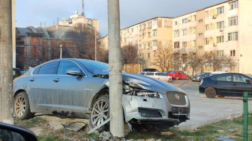 foto accident pe strada portului din mangalia un jaguar a rupt un stalp aproape de liceul ion banescu 696ba1d14050f