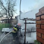foto alerta in tulcea incendiul izbucnit la o casa risca sa se extinda la gospodariile invecinate 2 femei primesc ingrijiri medicale 696a5ae480aa2