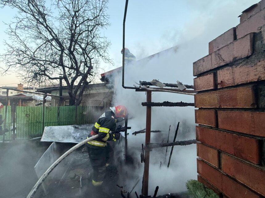foto alerta in tulcea incendiul izbucnit la o casa risca sa se extinda la gospodariile invecinate 2 femei primesc ingrijiri medicale 696a5ae480aa2