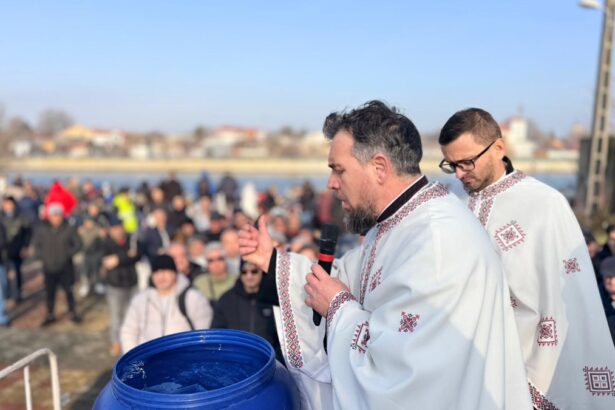 foto boboteaza la medgidia campionul cristian tranulea a scos crucea sfanta din apa si a fost recompensat de primarie cu un premiu de 2 000 de lei 695d08b03e3c4