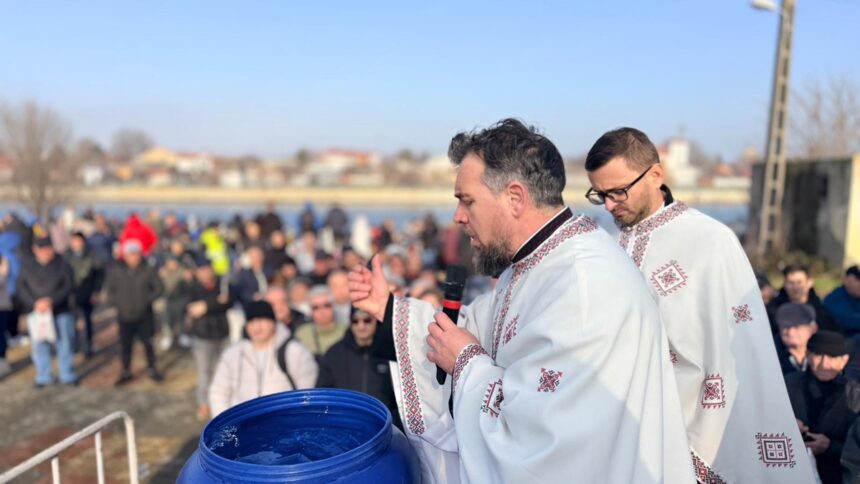 foto boboteaza la medgidia campionul cristian tranulea a scos crucea sfanta din apa si a fost recompensat de primarie cu un premiu de 2 000 de lei 695d08b03e3c4