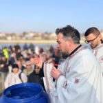 foto slujba de boboteaza oficiata la medgidia campionul cristian tranulea a scos crucea sfanta din apele marii 695d01b90ac8e