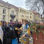 foto video ajun de boboteaza la constanta zeci de credinciosi participa la pregatirea sticlelor cu agheasma mare dupa sfintirea apei de catre ips teodosie 695b77f933d29