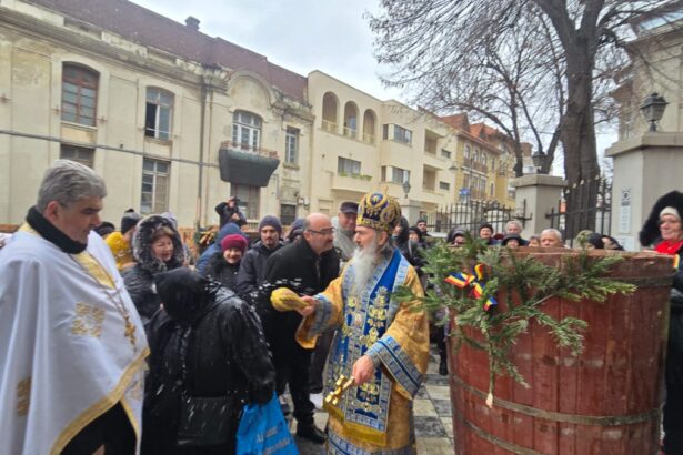 foto video ajun de boboteaza la constanta zeci de credinciosi participa la pregatirea sticlelor cu agheasma mare dupa sfintirea apei de catre ips teodosie 695b77f933d29