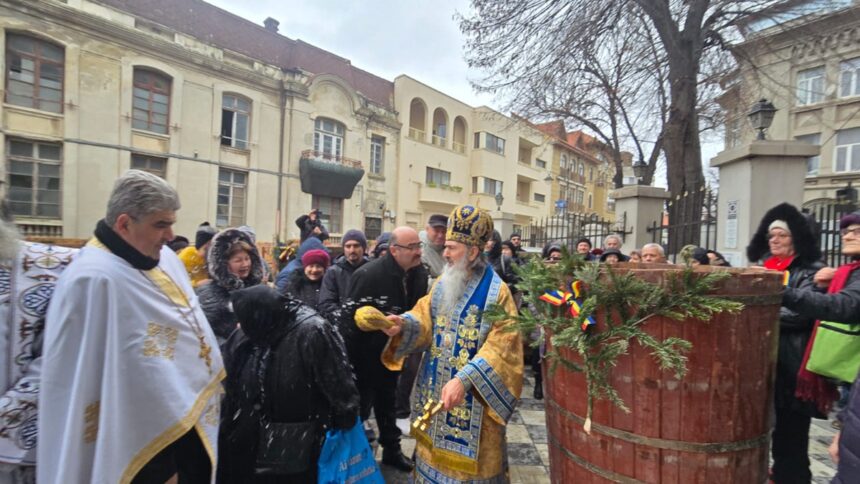 foto video ajun de boboteaza la constanta zeci de credinciosi participa la pregatirea sticlelor cu agheasma mare dupa sfintirea apei de catre ips teodosie 695b77f933d29