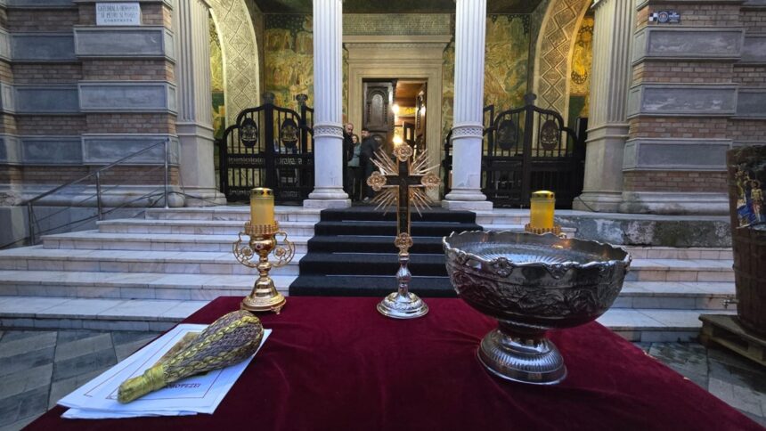 foto video ips teodosie sfinteste agheasma mare la catedrala arhiepiscopala circa 300 000 de sticle cu apa sfintita vor fi pregatite pentru credinciosi 695b54be056e6