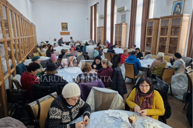 foto video mobilizare impresionanta pentru boboteaza aproximativ 300 000 de sticle sunt etichetate pentru a fi umplute cu agheasma mare 6957aa2e59def