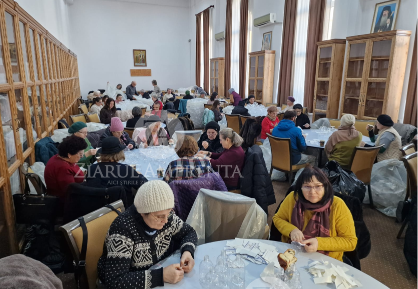 foto video mobilizare impresionanta pentru boboteaza aproximativ 300 000 de sticle sunt etichetate pentru a fi umplute cu agheasma mare 6957aa2e59def