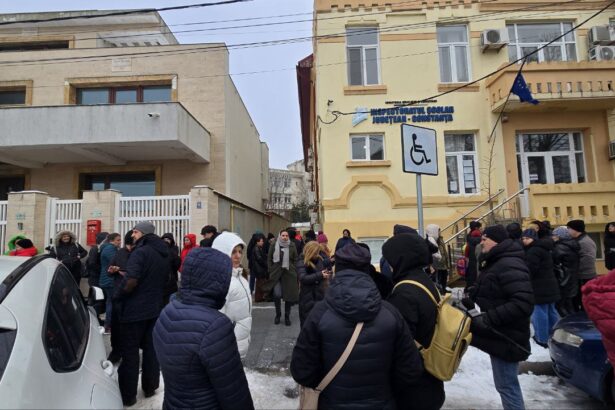 foto video o parte dintre parintii elevilor de la liceul din cobadin protesteaza astazi in fata inspectoratului scolar judetean constanta nemultumirea legata de transformarea unitatii de invatamant 6969f4ea2bd22