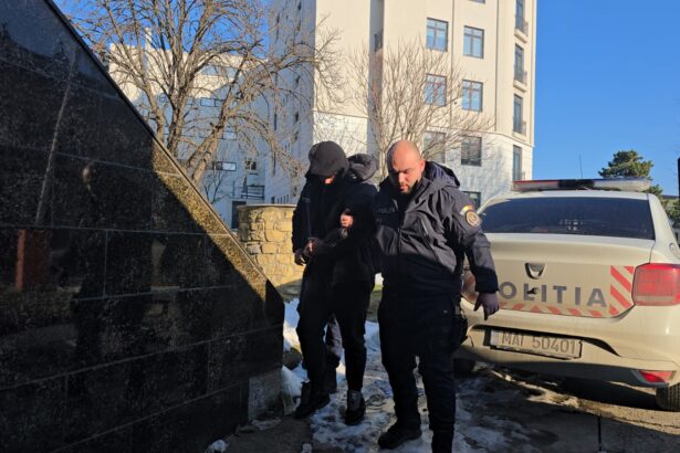 foto video tanarul din poarta 6 care a marturisit ca si a ucis mama adus la tribunalul constanta procurorii cer arestarea preventiva pentru 30 de zile 696f7dbb49a07