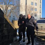 foto video tanarul din poarta 6 care a marturisit ca si a ucis mama cu 40 de lovituri de cutit adus la tribunalul constanta procurorii cer arestarea preventiva pentru 30 de zile 696f8160f0934