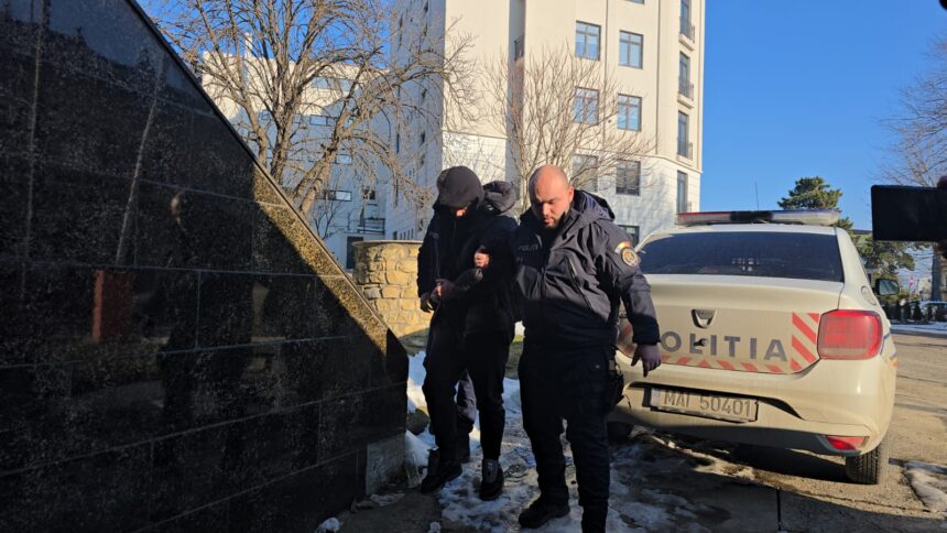 foto video tanarul din poarta 6 care a marturisit ca si a ucis mama cu 40 de lovituri de cutit adus la tribunalul constanta procurorii cer arestarea preventiva pentru 30 de zile 696f8160f0934