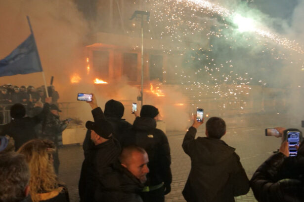 galerie foto protest antiguvernamental la tirana mii de oameni in strada confruntari cu fortele de ordine 69760203c7b17