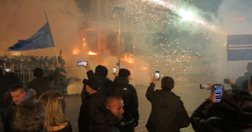 galerie foto protest antiguvernamental la tirana mii de oameni in strada confruntari cu fortele de ordine 69760203c7b17