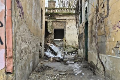 galerie fotovideo degradare in centrul orasului cladiri devenite focare de infectie si adapost vremelnic pentru oamenii strazii 69734bb40be80