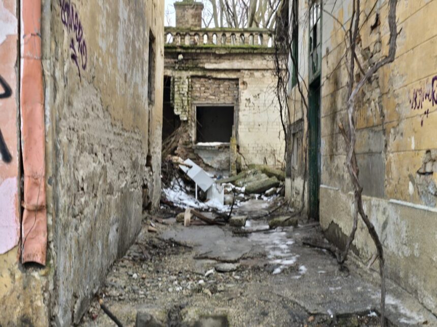 galerie fotovideo degradare in centrul orasului cladiri devenite focare de infectie si adapost vremelnic pentru oamenii strazii 69734bb40be80