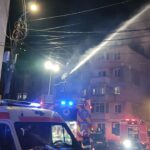incendiu violent intr un bloc din murfatlar 10 persoane au fugit din calea flacarilor pompierii au trimis autoplatforma 3 autospeciale de stingere si 2 smurd uri 696a76fcee599