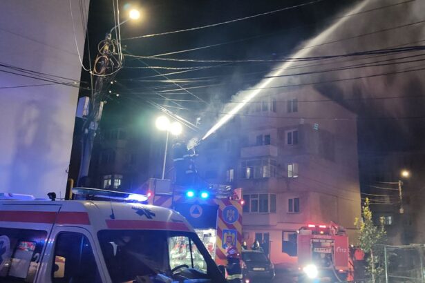 incendiu violent intr un bloc din murfatlar 10 persoane au fugit din calea flacarilor pompierii au trimis autoplatforma 3 autospeciale de stingere si 2 smurd uri 696a76fcee599